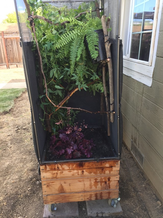 Outdoor mobile laying bin